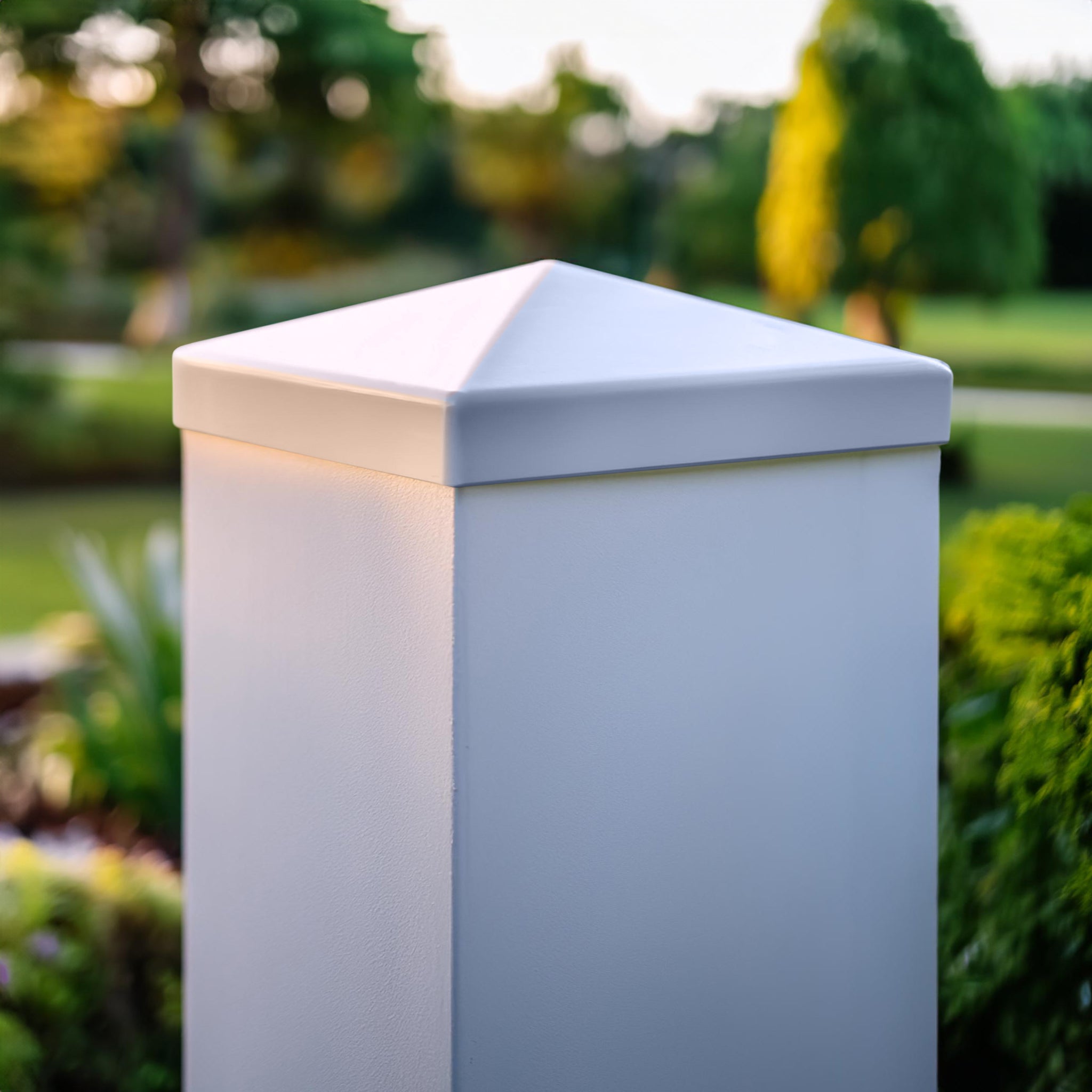 Capuchon de poteau pyramidal en PVC 5x5